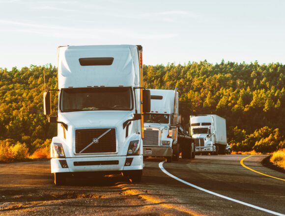 Truck accident in the US, Tracks stoped in the highway