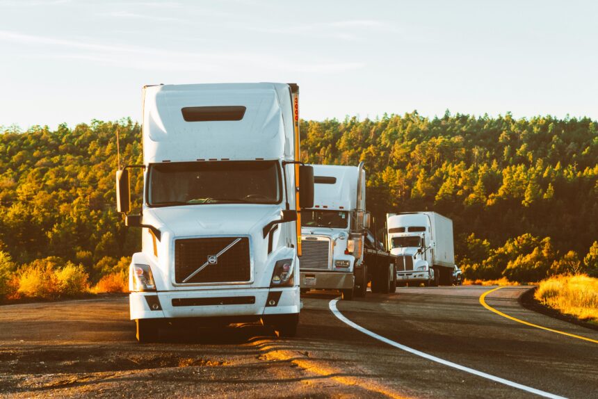 Truck accident in the US, Tracks stoped in the highway